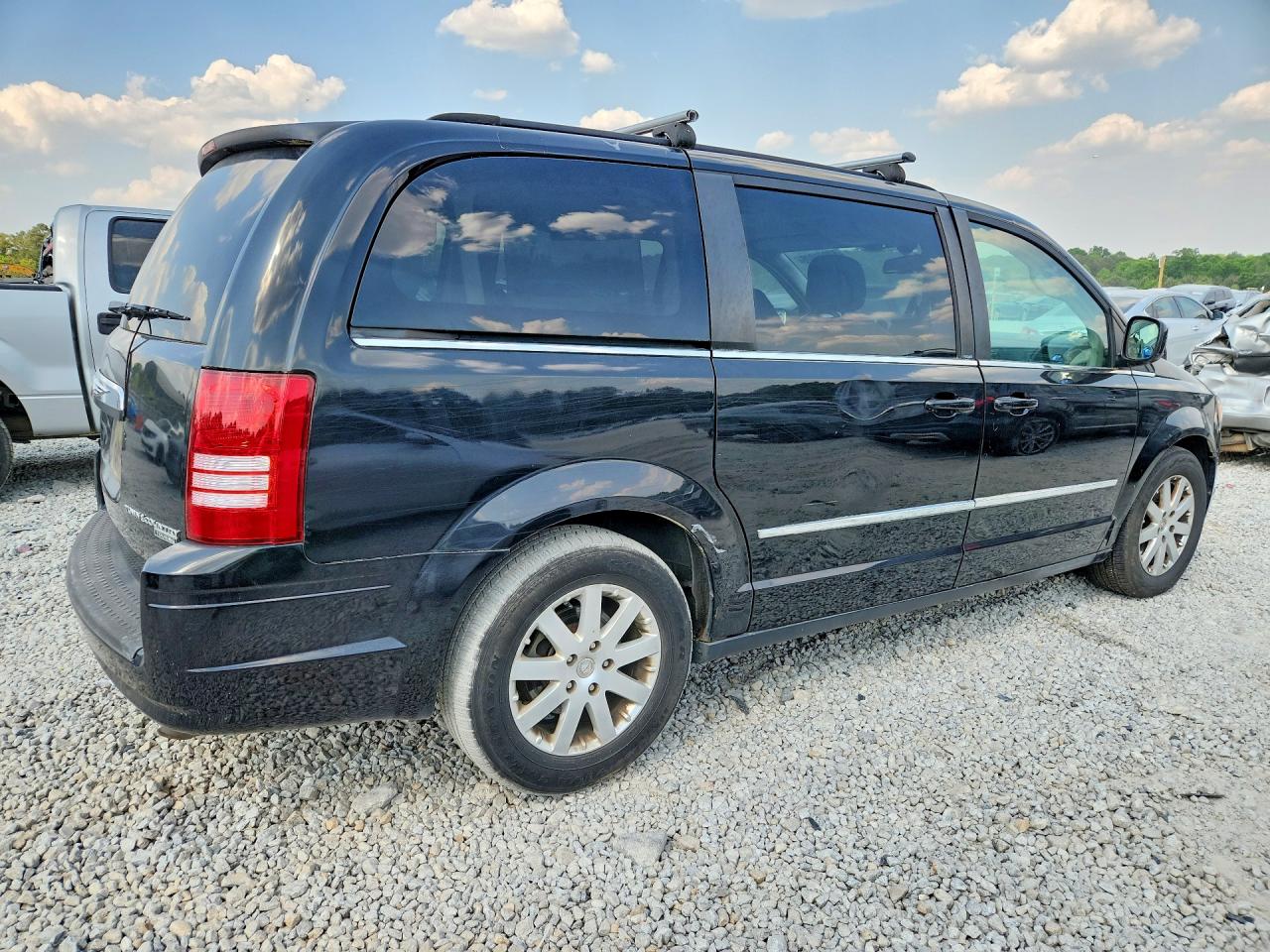 2010 Chrysler Minivan VIN 2A4RR8DX5AR368419 photo 3
