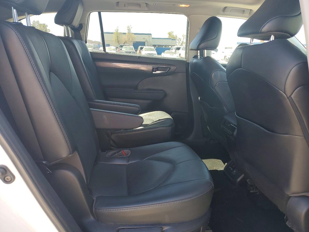 2022 Toyota Highlander VIN 5TDYZRAH2NS100834 photo 11