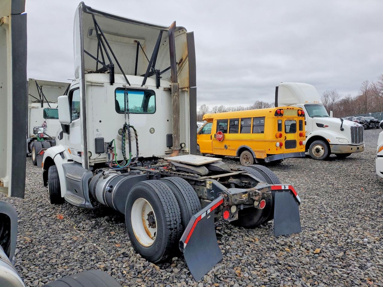 2017 PETERBILT All models VIN 1XPBA48X4HD361734 photo 3