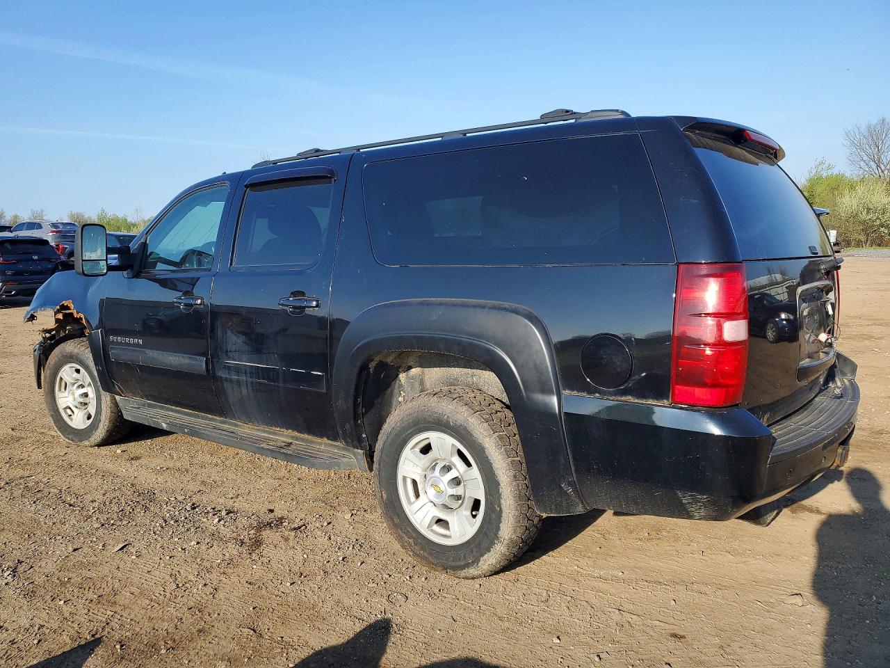 2011 Chevrolet Suburban VIN 1GNWKLEG6BR122928 photo 2