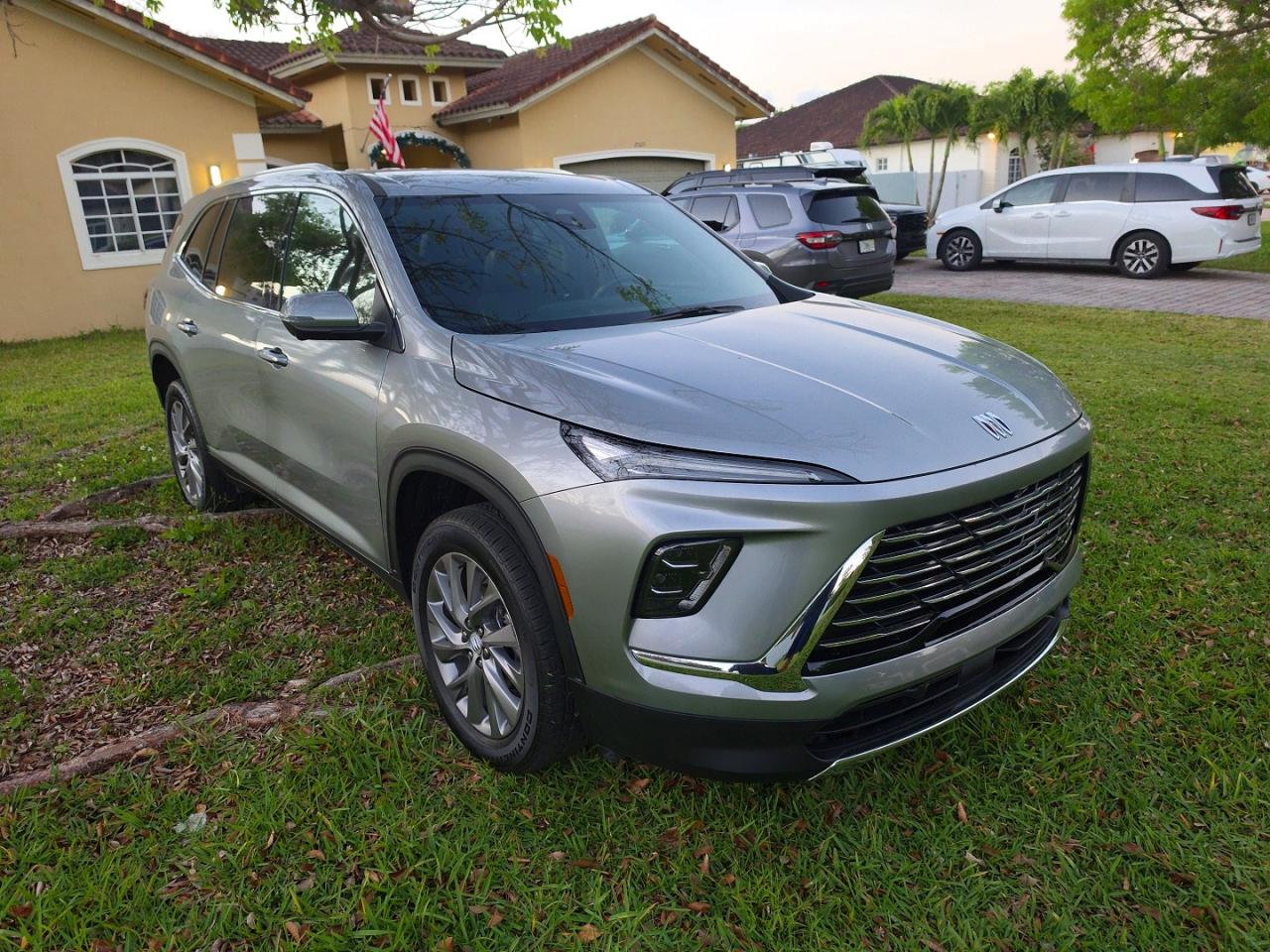 2025 Buick Enclave VIN 5GAEVARS2SJ250050 photo 1