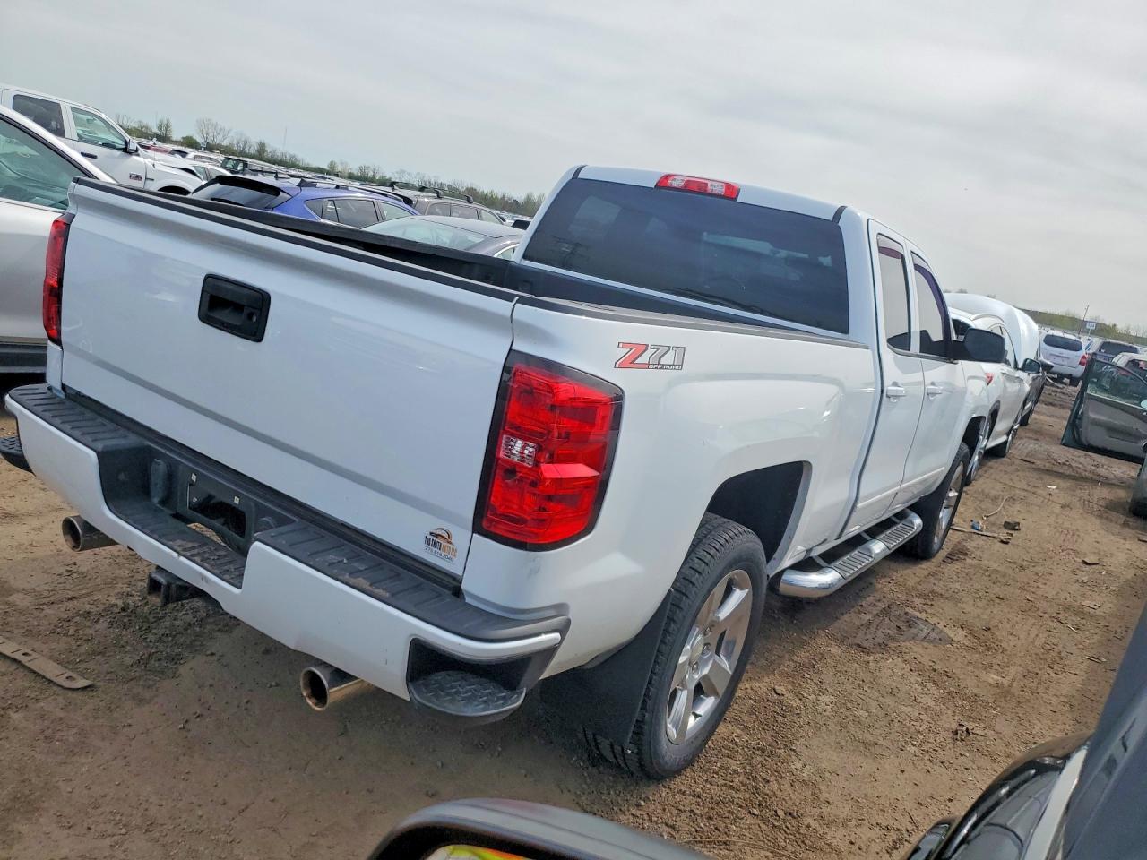 2018 Chev Silverado VIN 1GCVKREC6JZ333081 photo 3