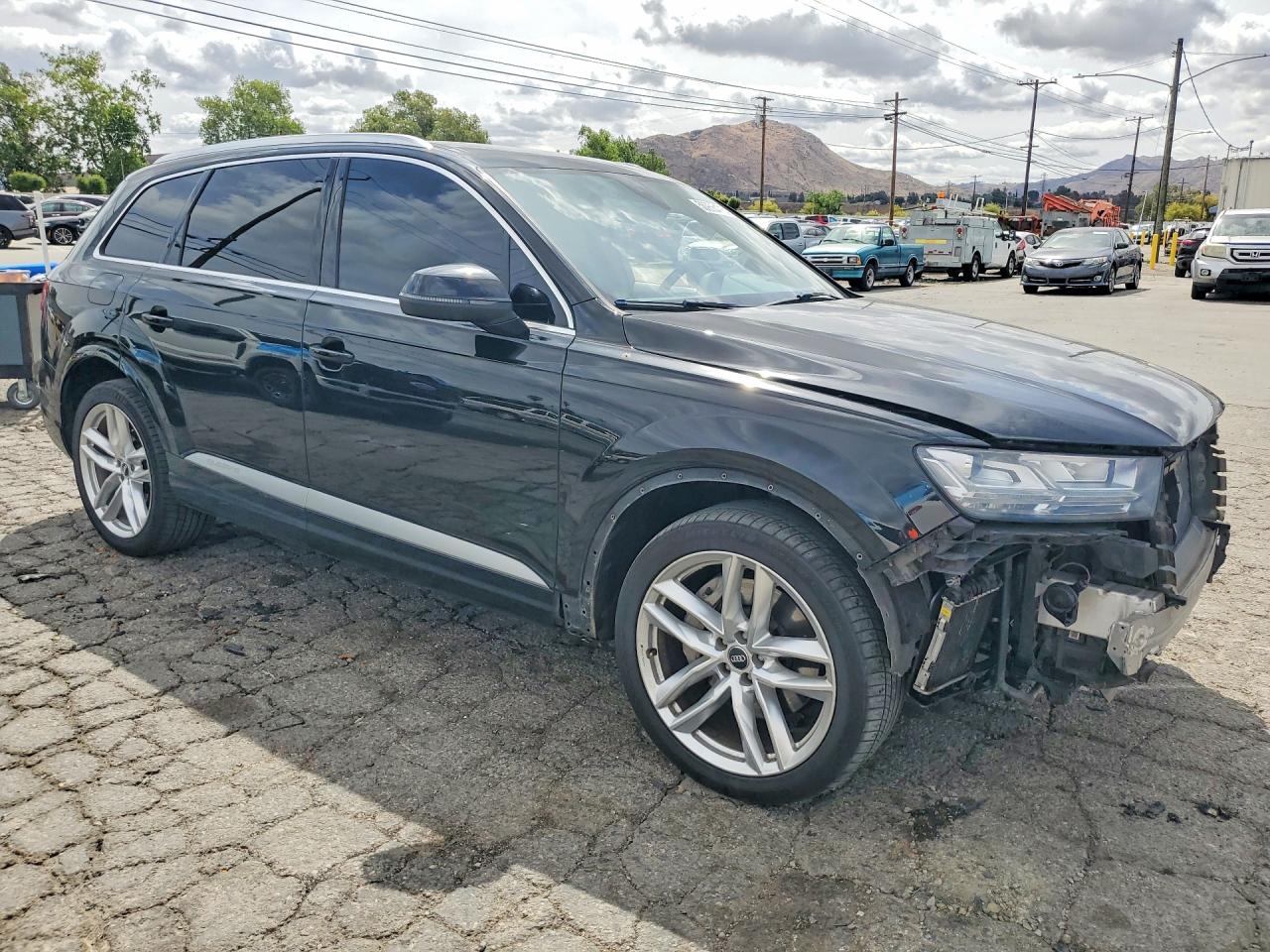 2017 Audi Q7 VIN WA1VAAF71HD056198 photo 4
