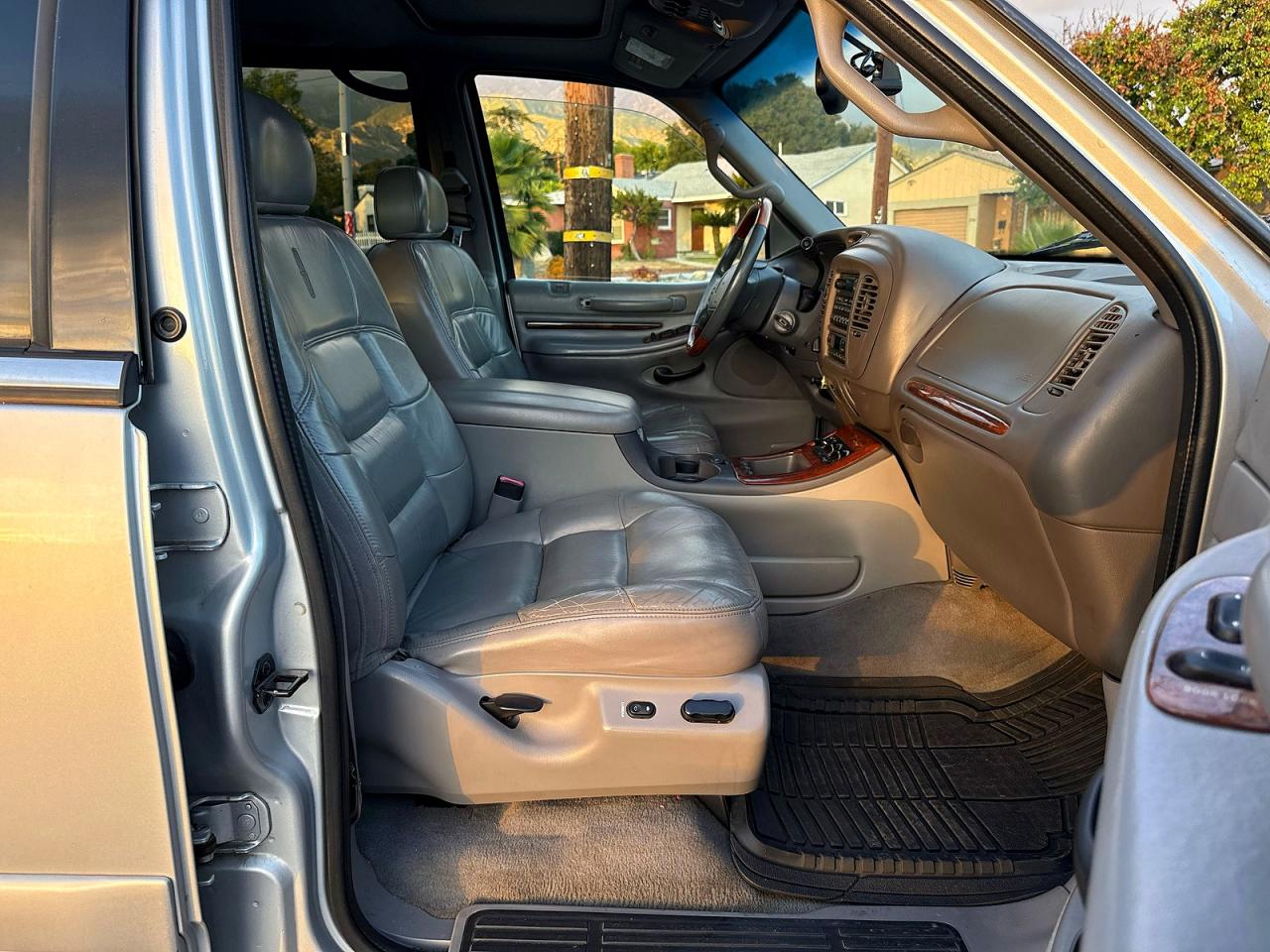 2000 LINCOLN Navigator VIN 5LMFU28A8YLJ24804 photo 5