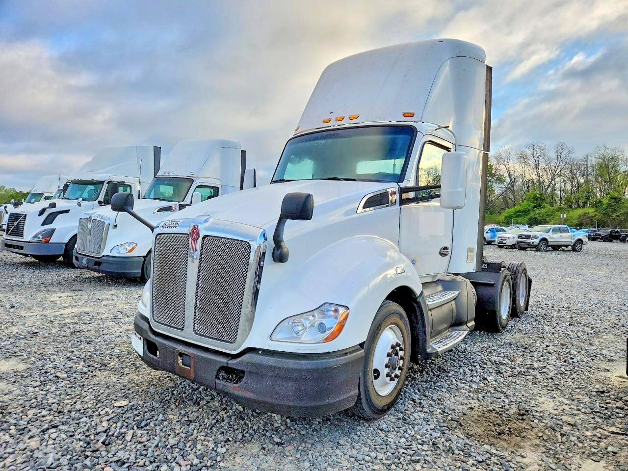 2017 KENWORTH All other VIN 1XKYD49X5HJ160299 photo 2