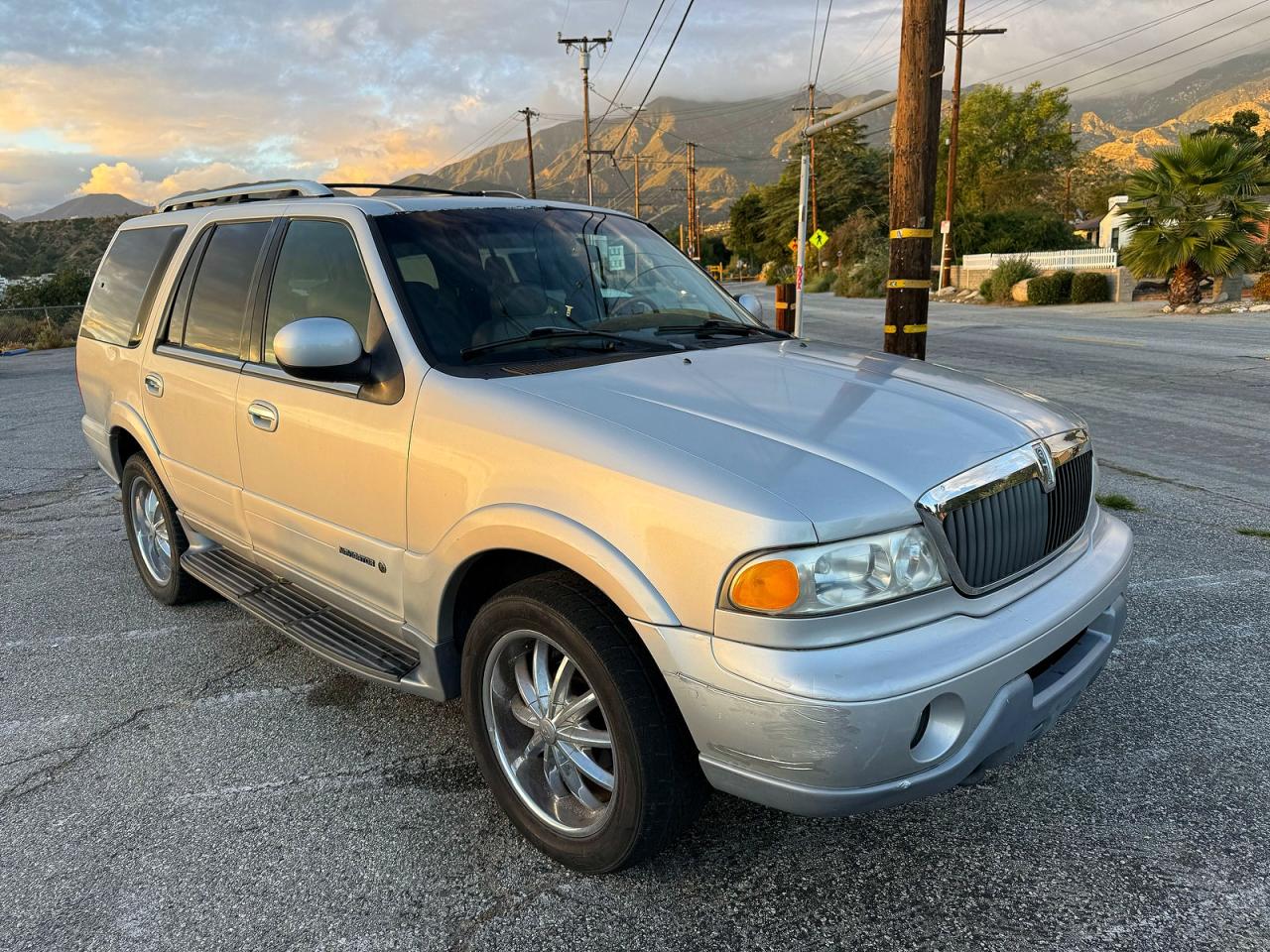 2000 LINCOLN Navigator VIN 5LMFU28A8YLJ24804 photo 1