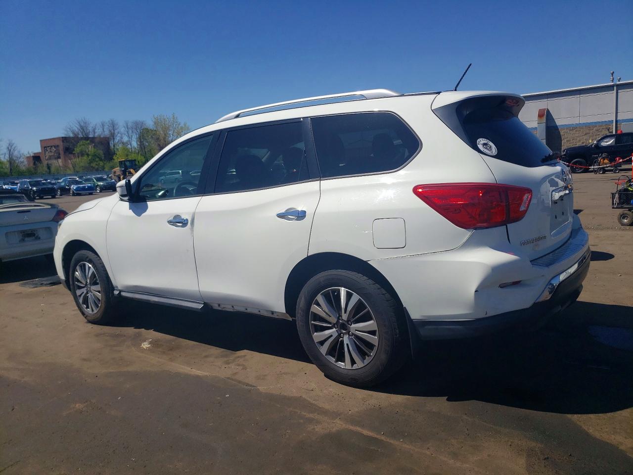 2017 NISS Pathfinder VIN 5N1DR2MM4HC682886 photo 2