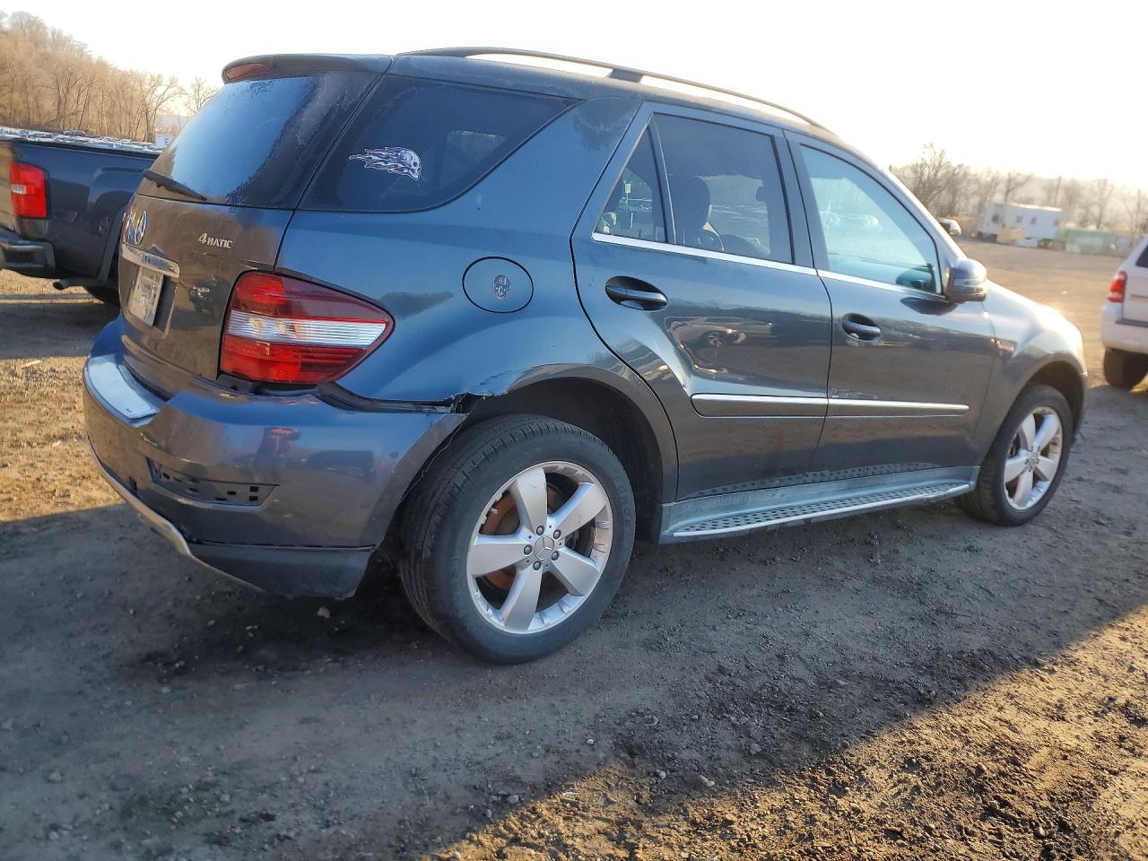 2011 Mercedes-Benz M-class VIN 4JGBB8GB7BA702933 photo 3