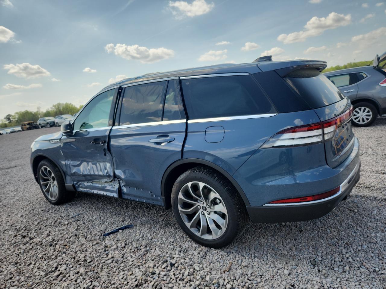 2025 Lincoln Aviator VIN 5LM5J6XC1SGL34045 photo 2