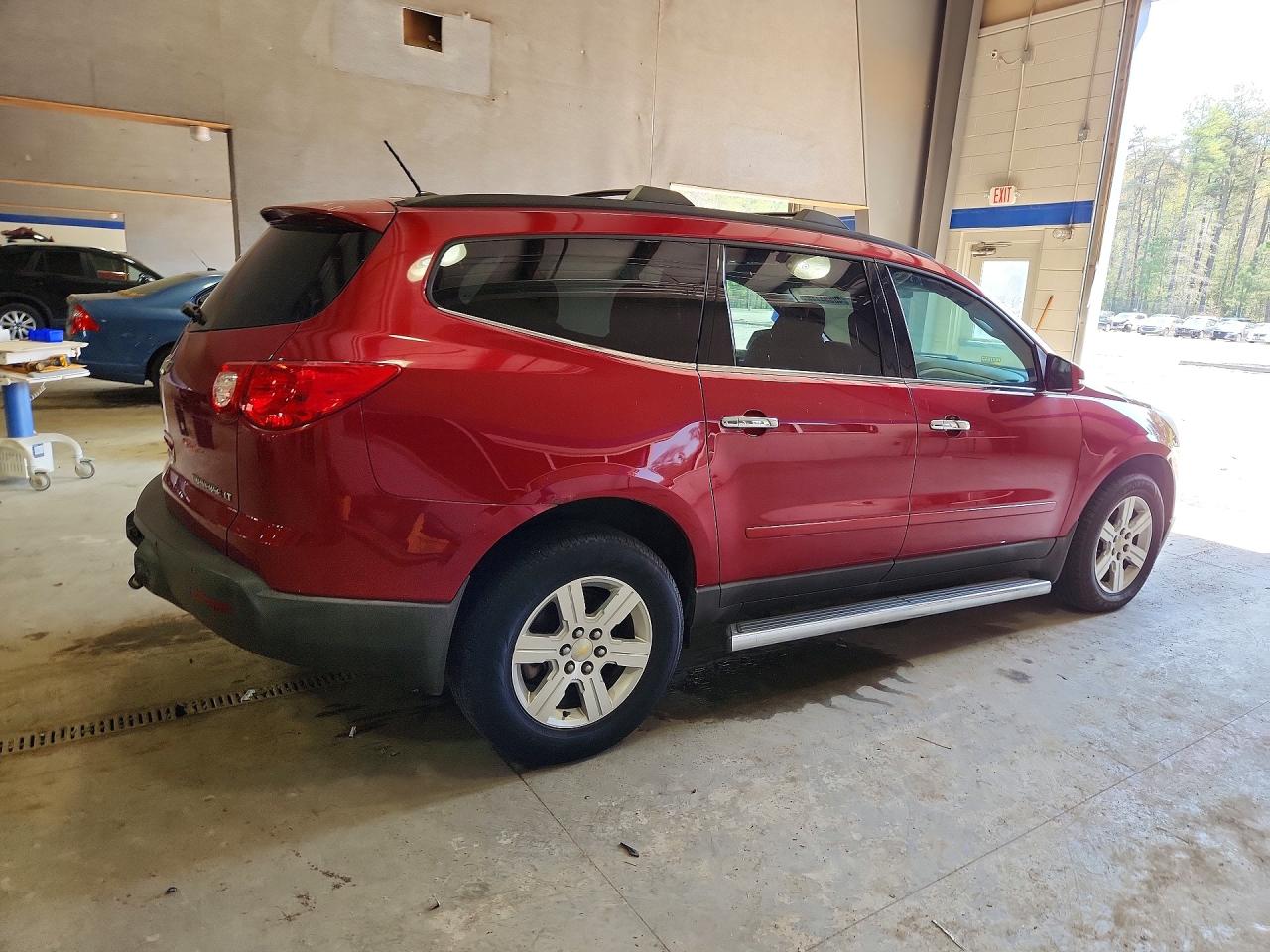2012 Chevrolet Traverse VIN 1GNKVGED0CJ124824 photo 3