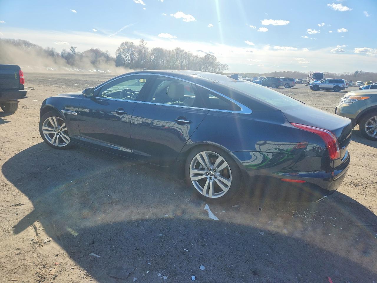 2013 Jaguar Xj VIN SAJWJ1CD7D8V47268 photo 2