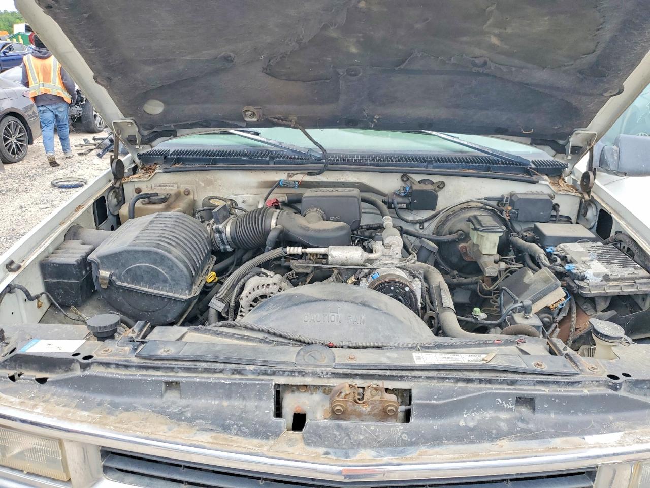 1999 Chevrolet Suburban VIN 1GNFK16R2XJ440152 photo 12