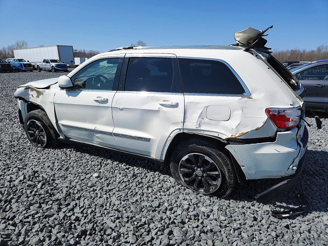 2017 Chevrolet Equinox VIN 1J4RR4GGXBC551121 photo 2