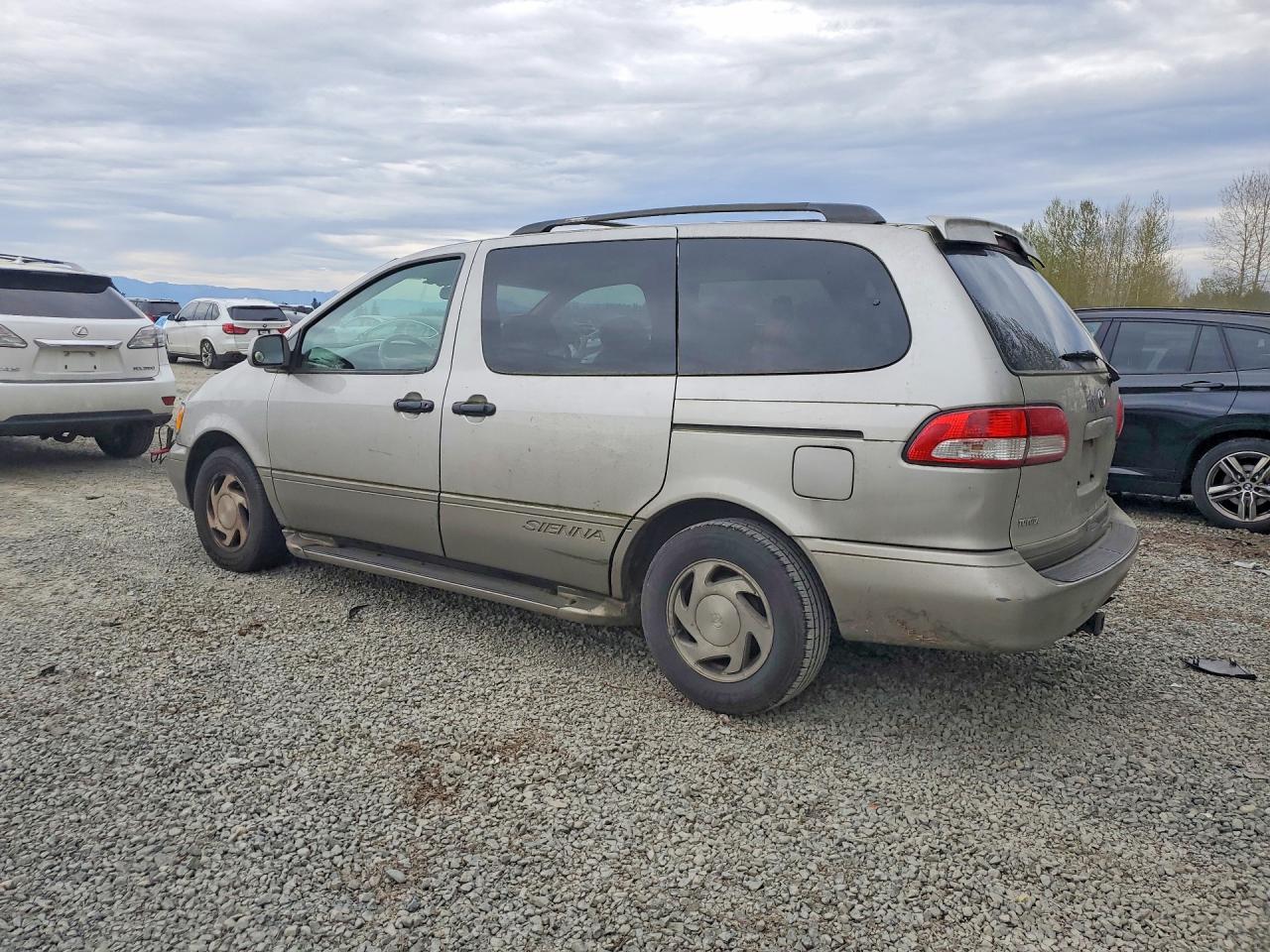 2002 Toyota Sienna VIN 4T3ZF13C82U451662 photo 2