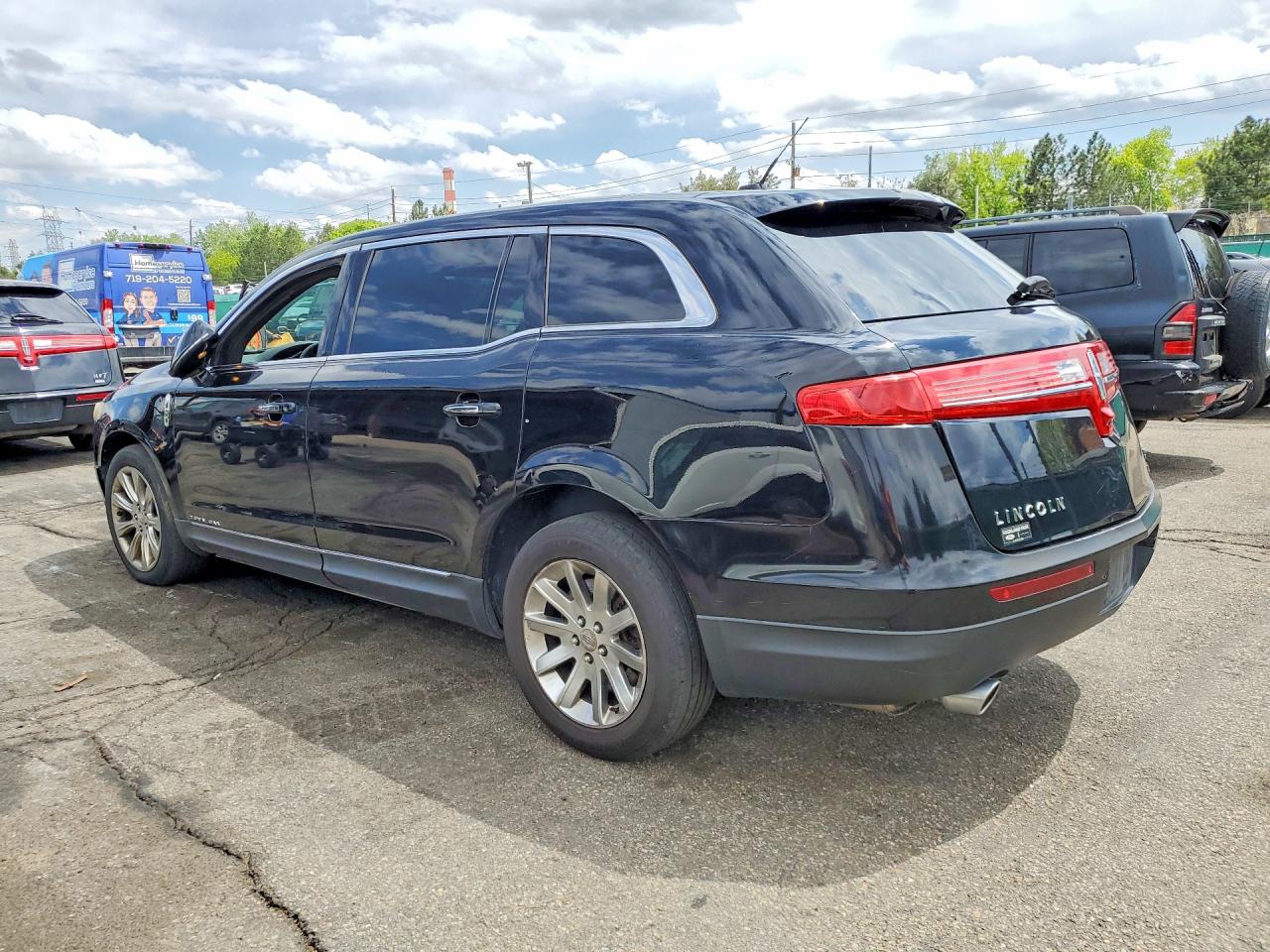 2017 Lincoln Mkt VIN 2LMHJ5NK1HBL00437 photo 2