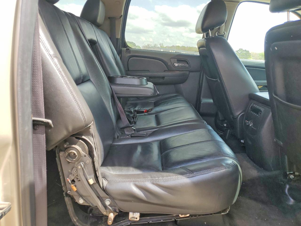 2013 Chevrolet Suburban VIN 1GNSKJE76DR129562 photo 11