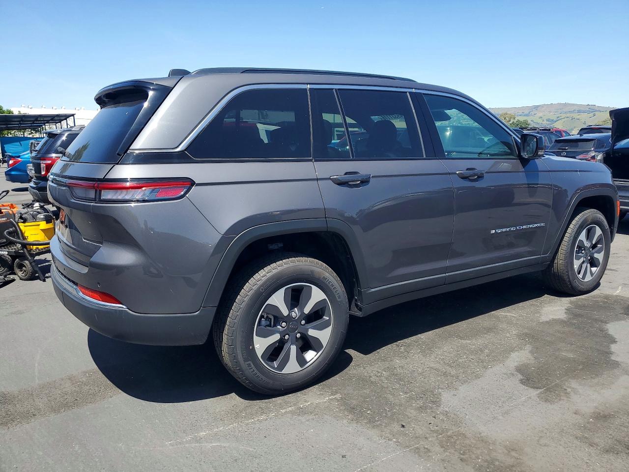 2024 Jeep Cherokee VIN 1C4RJYB64R8505977 photo 3