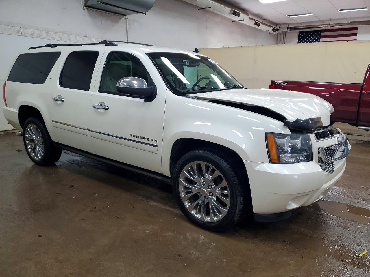 2014 Chevrolet Suburban VIN 1GNSKKE7XER164189 photo 4