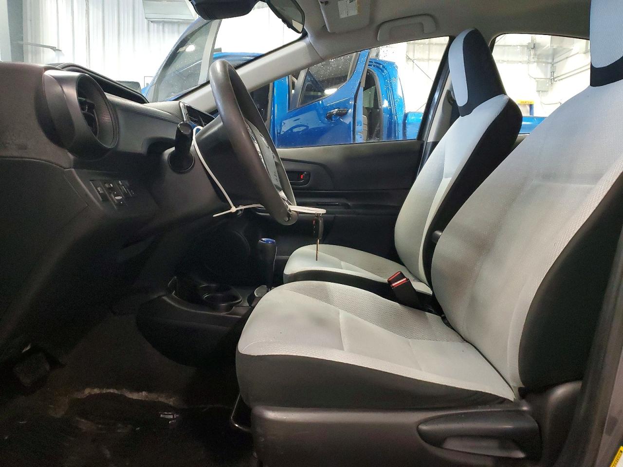 2018 Toyota Prius c on VIN JTDKDTB33J1617880 photo 7