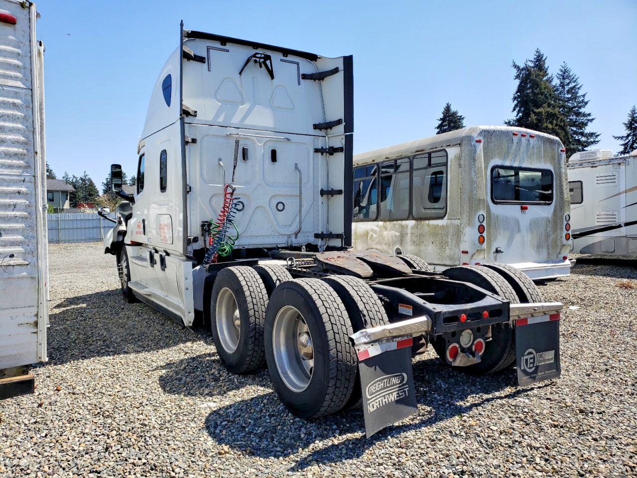 2018 FREIGHTLINER All other VIN 3AKJHHDRXJSJY6194 photo 3