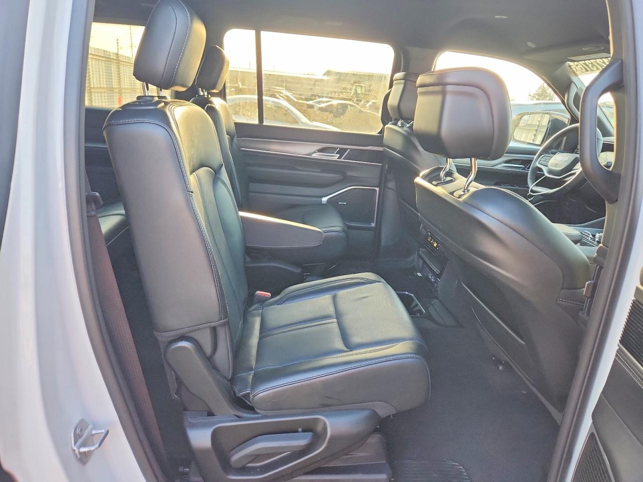 2025 Jeep Wagoneer VIN 1C4SJVBP3SS510119 photo 11