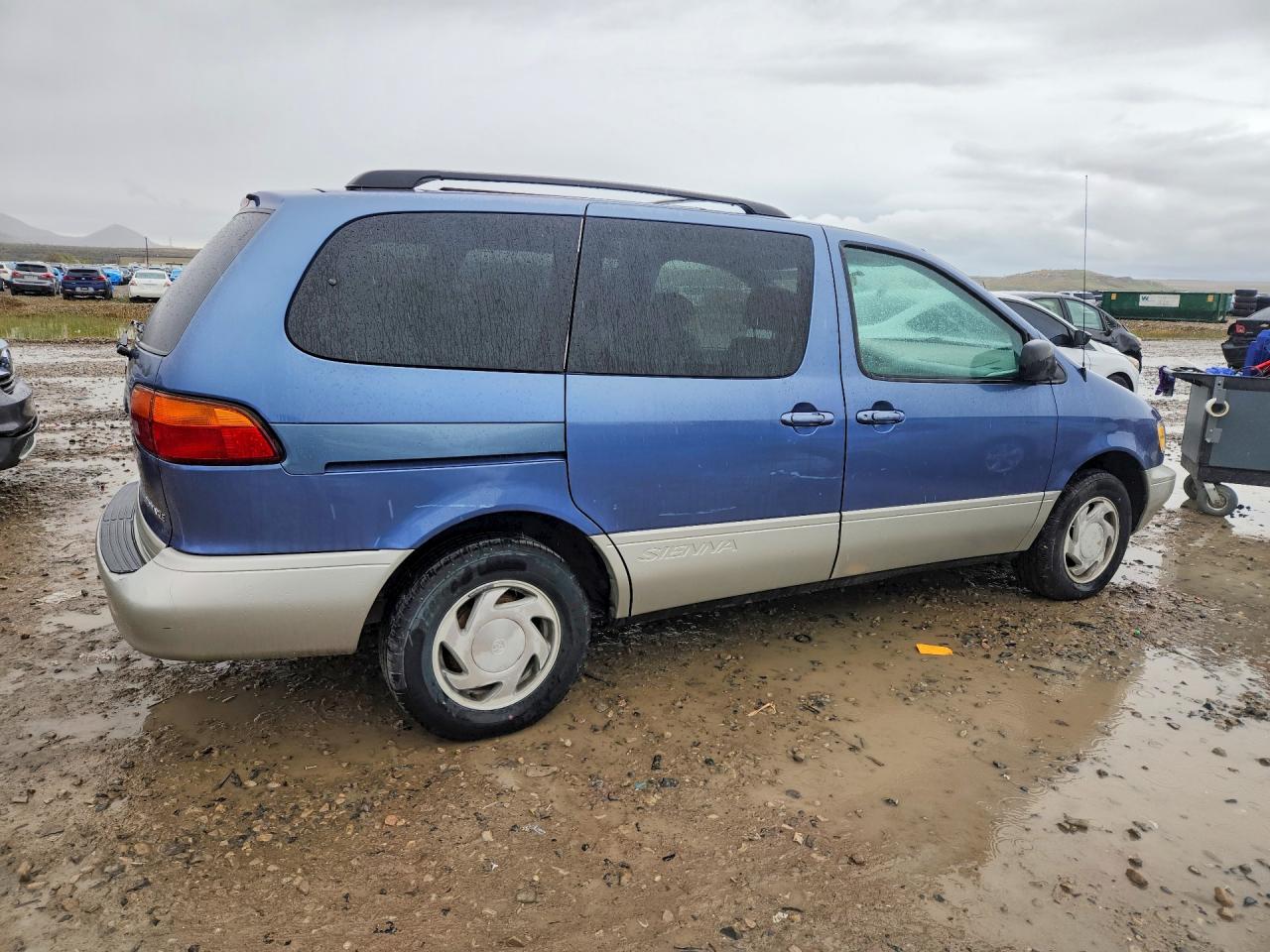 1999 Toyota Sienna VIN 4T3ZF13C6XU163890 photo 3