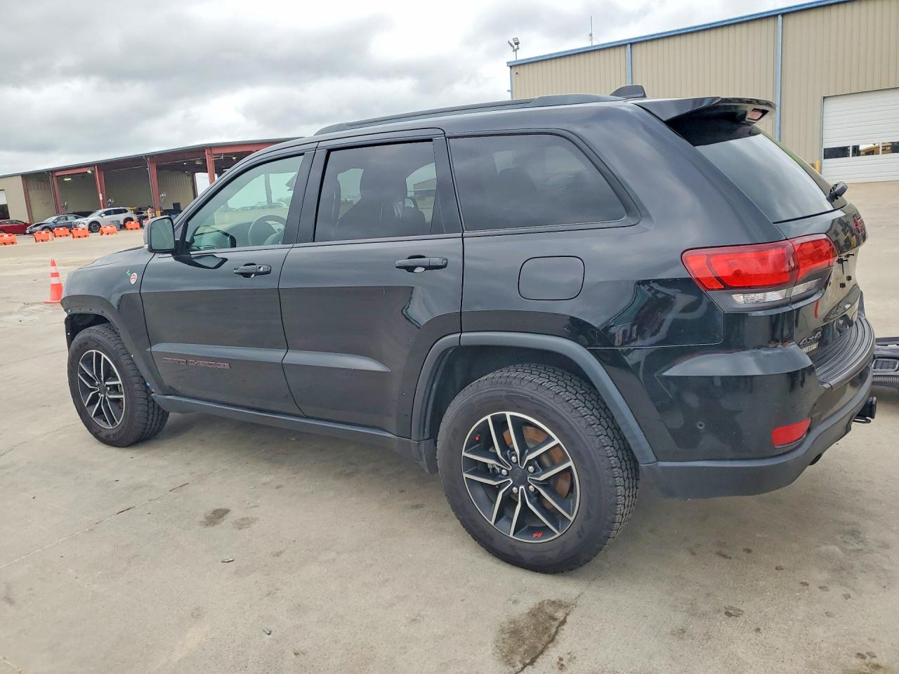 2019 Jeep Cherokee VIN 1C4RJFLG5KC804229 photo 2