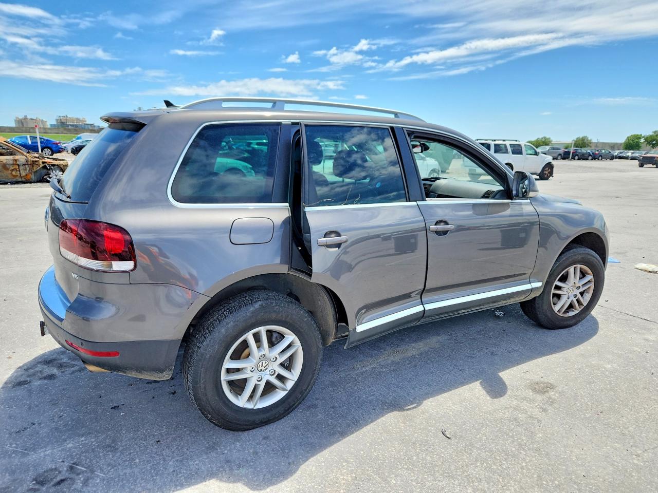 2010 Volkswagen Touareg VIN WVGBF7A95AD002040 photo 3