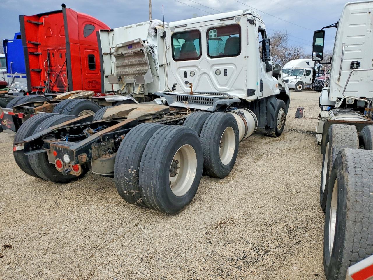 2019 FREIGHTLINER All other VIN 3AKJGEDV6KDKH1954 photo 4