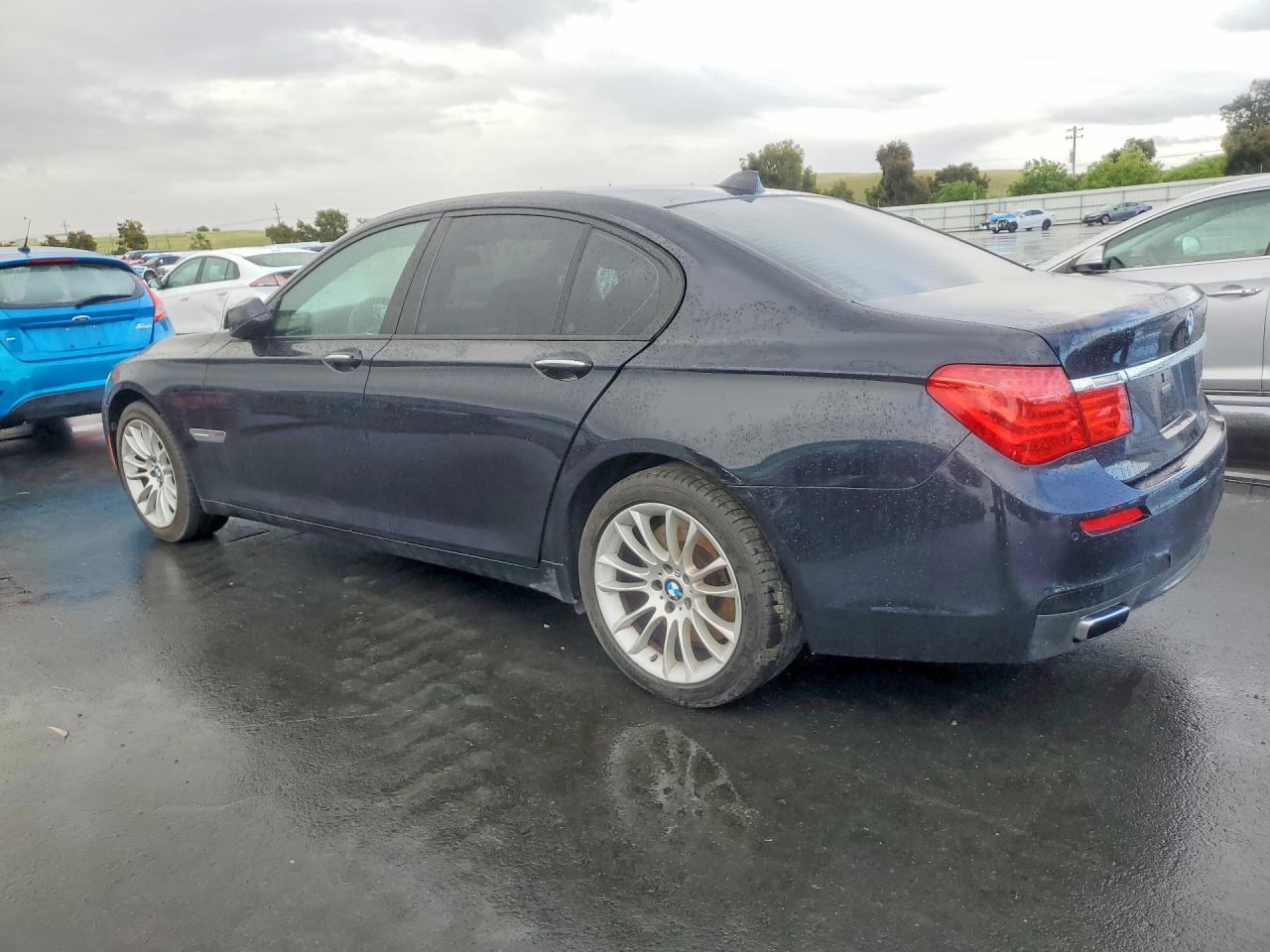 2011 BMW 7 series VIN WBAKA8C5XBCY36599 photo 2