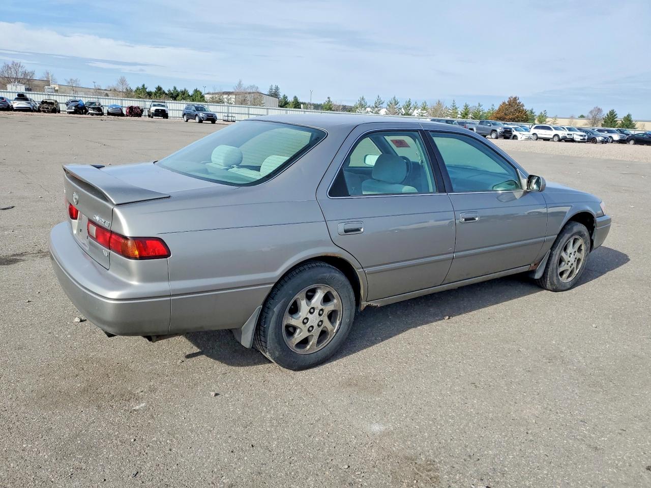 1998 Toyota Camry VIN 4T1BF28K8WU061893 photo 3