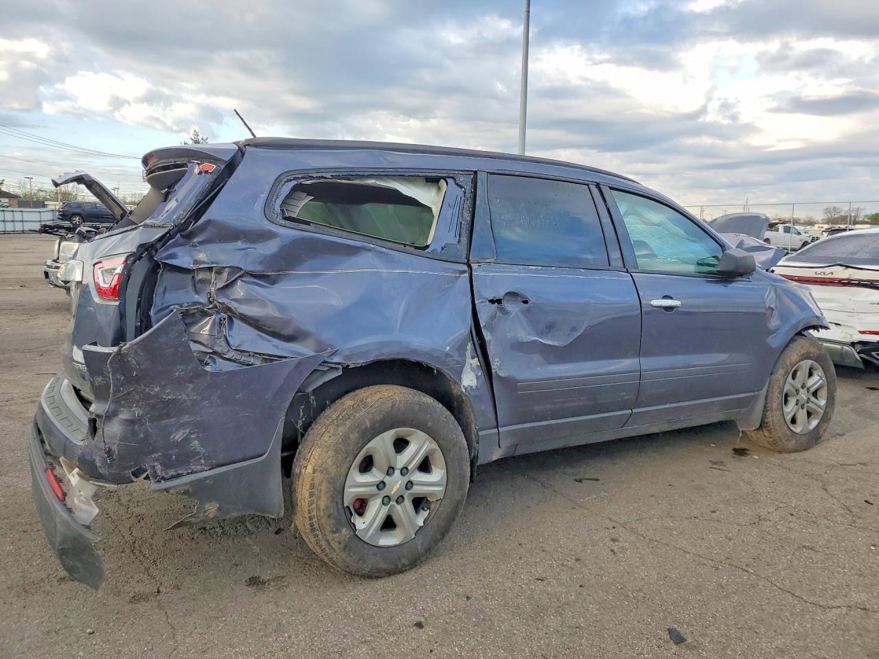 2013 Chev Traverse VIN 1GNKRFEDXDJ163954 photo 3