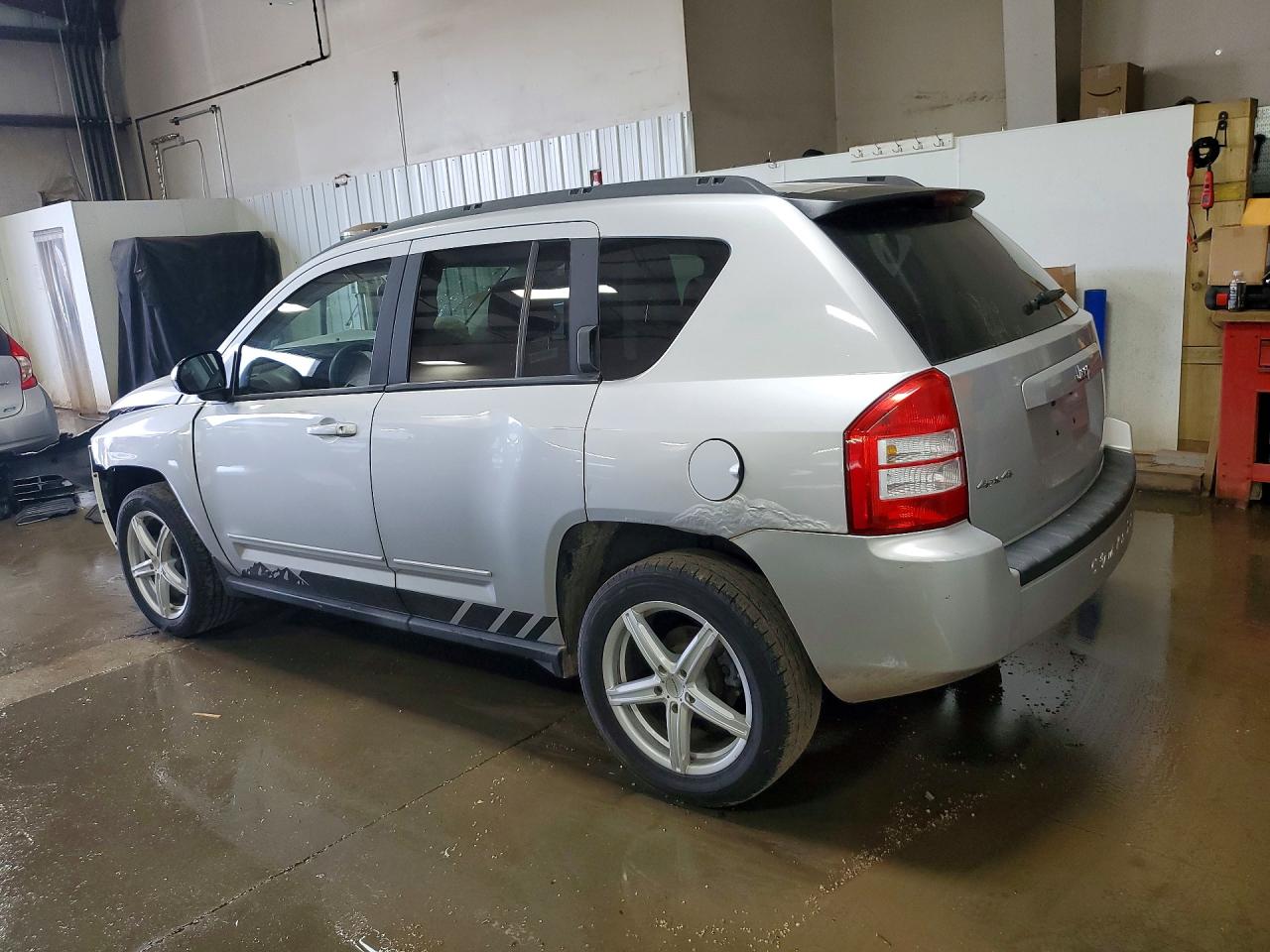 2010 Jeep Compass VIN 1J4NF4FB8AD517913 photo 2