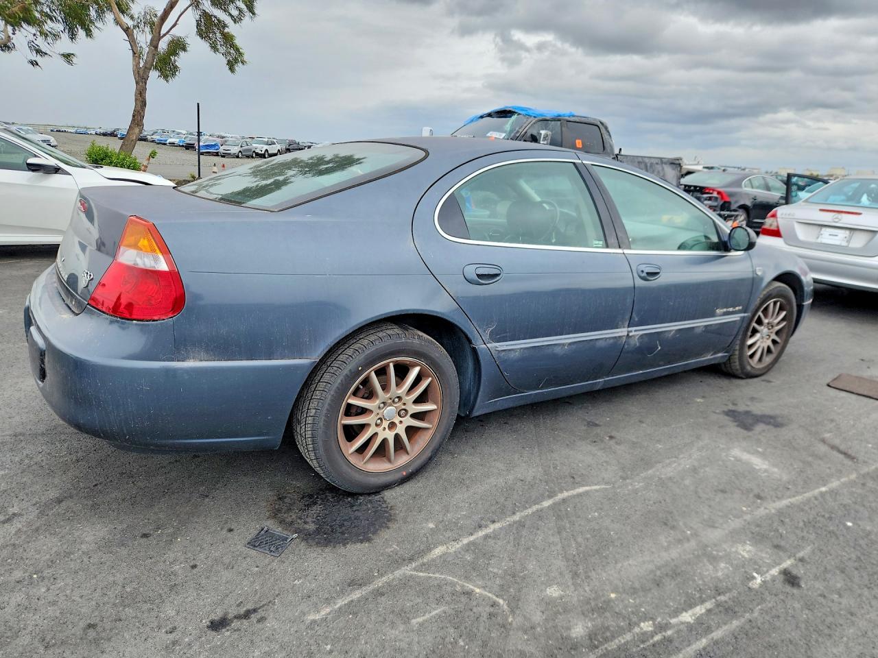 2001 Chrysler 300 VIN 2C3AE66G91H642716 photo 3