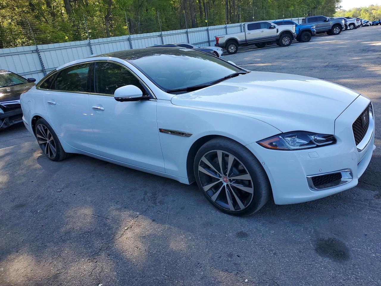 2019 Jaguar Xj VIN SAJWJ2GD3K8W17829 photo 4