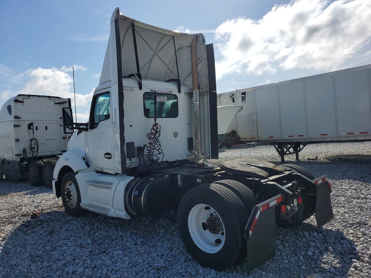 2015 KENWORTH All models VIN 1XKYA48X0FJ443670 photo 3