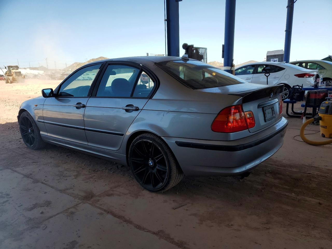 2005 BMW 3 series VIN WBAET37405NJ85231 photo 2