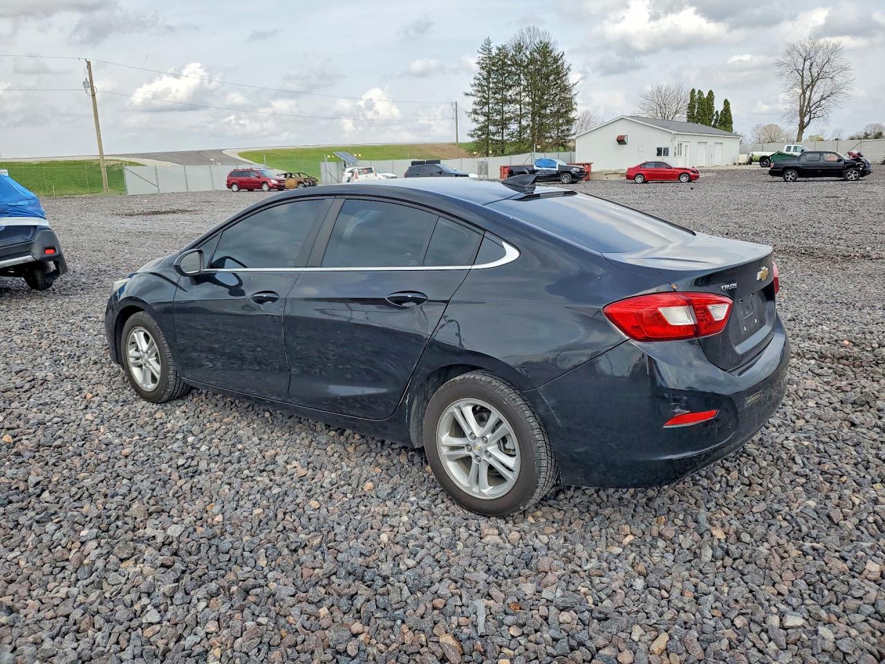2018 Chevrolet Cruze VIN 1G1BE5SM5J7143471 photo 2