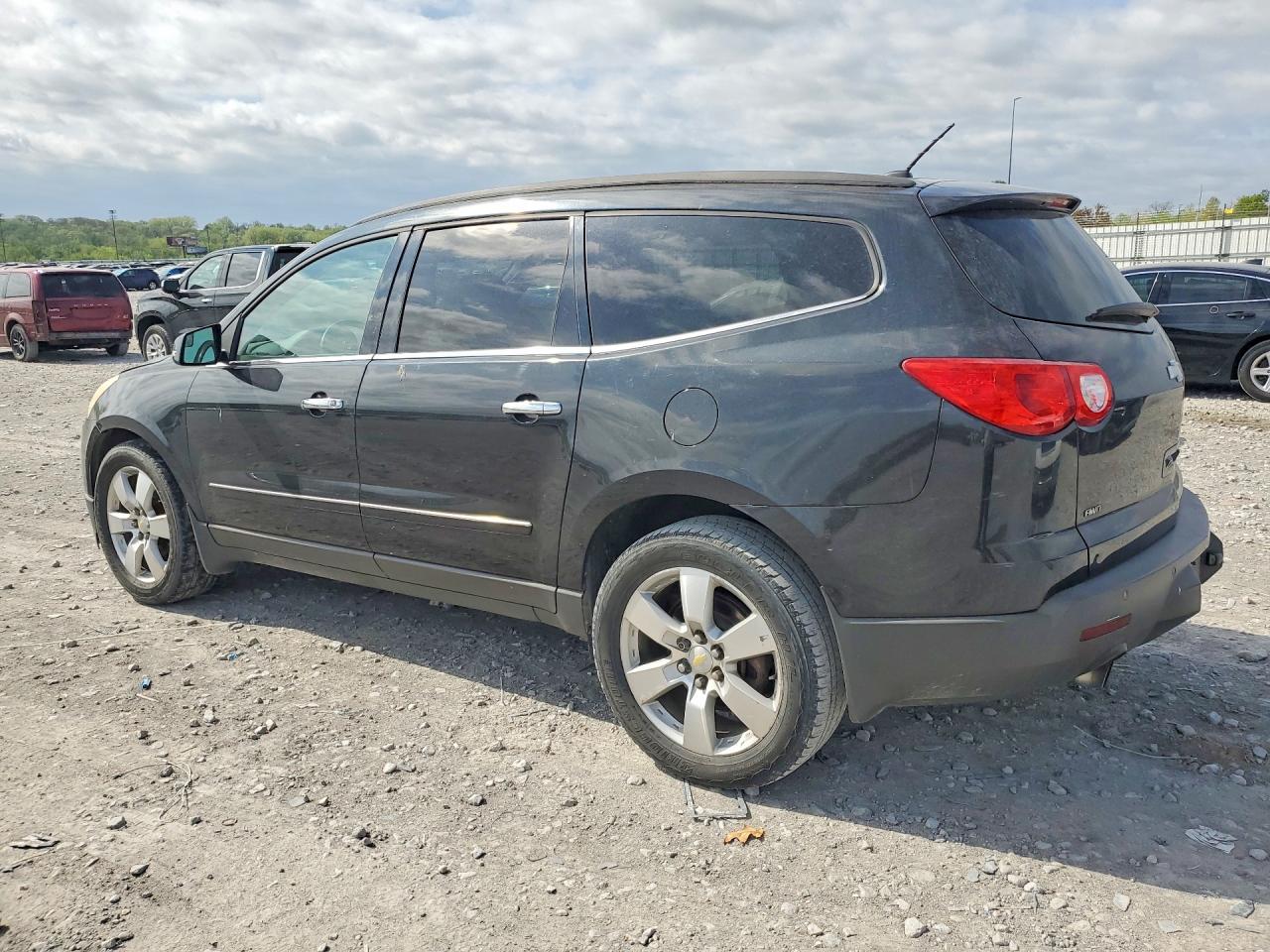 2010 Chevrolet Traverse VIN 1GNLVHED4AS134953 photo 2