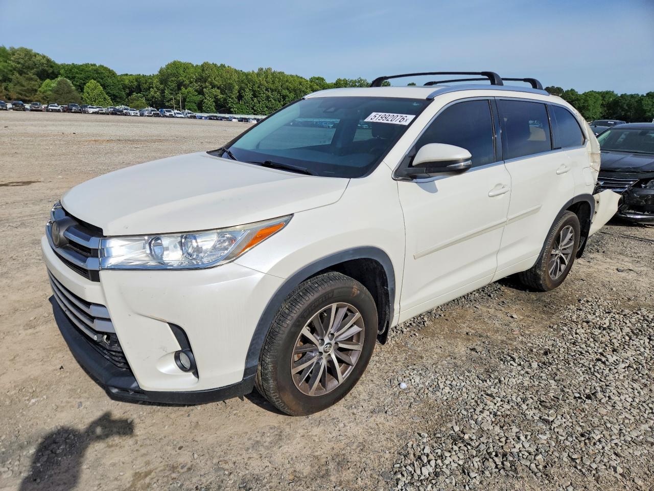 2018 Toyota Highlander VIN 5TDKZRFH4JS533077 photo 1