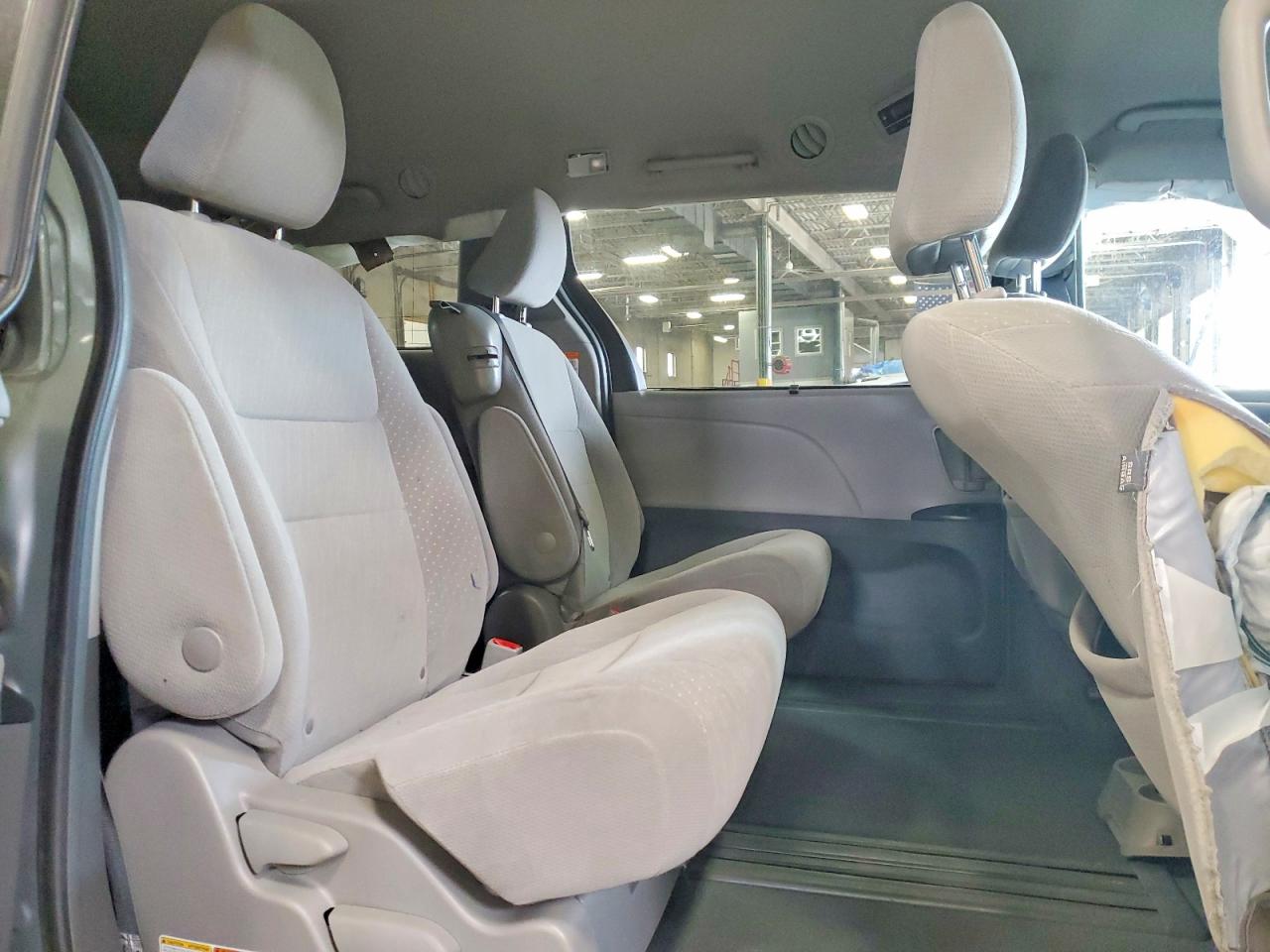 2019 Toyota Sienna VIN 5TDKZ3DC6KS983898 photo 11