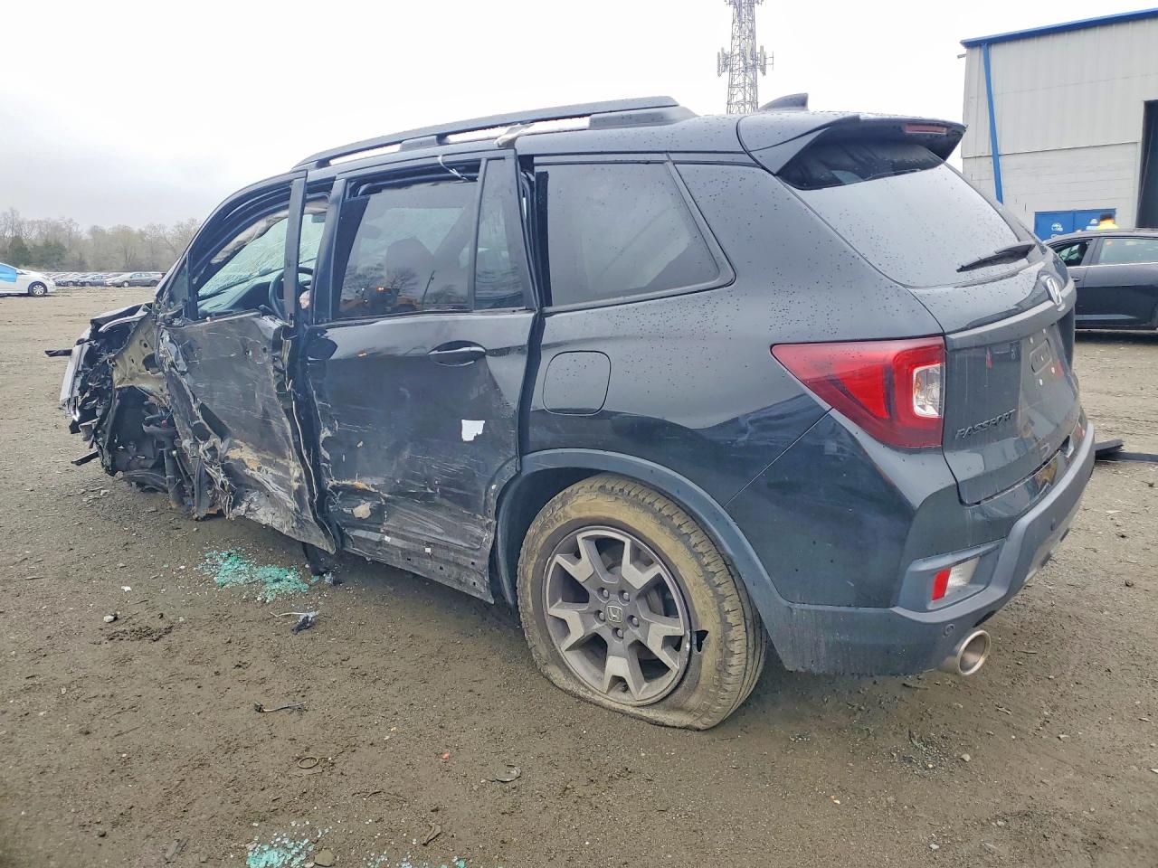 2022 Honda Passport VIN 5FNYF8H6XNB009449 photo 2