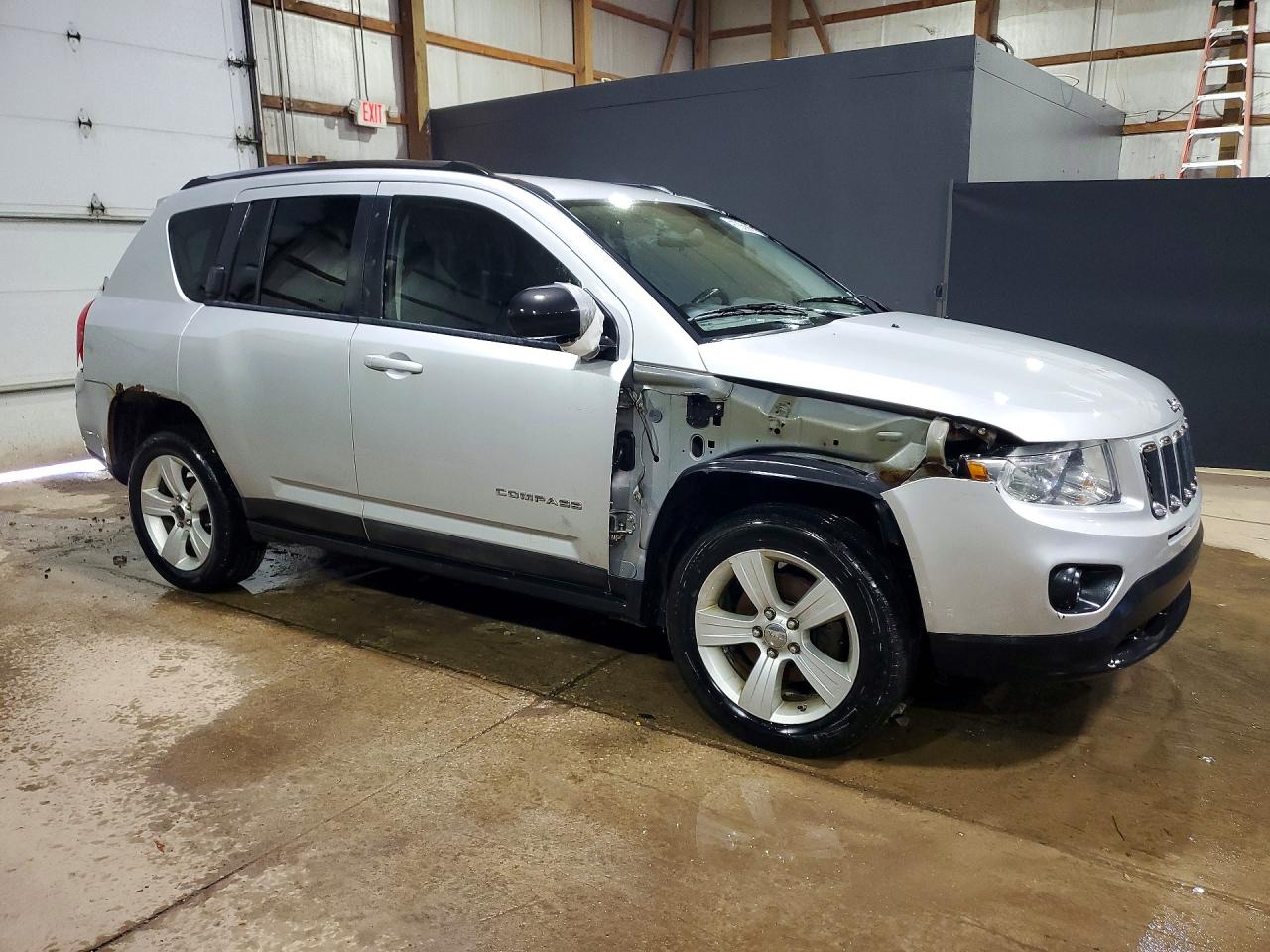 2011 Jeep Compass VIN 1J4NT1FA0BD137528 photo 4