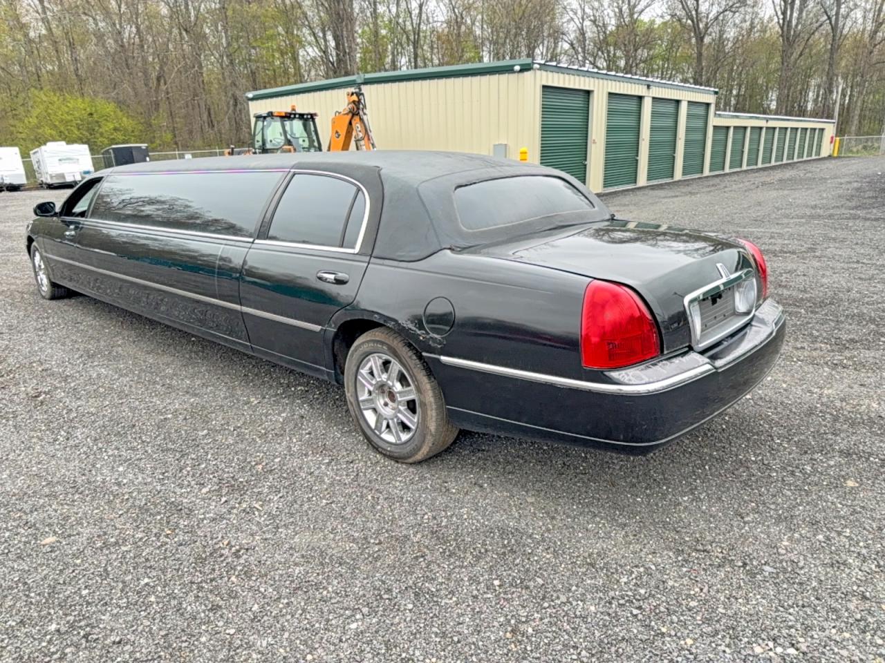 2007 Lincoln Towncar VIN 1L1FM88W87Y628418 photo 3