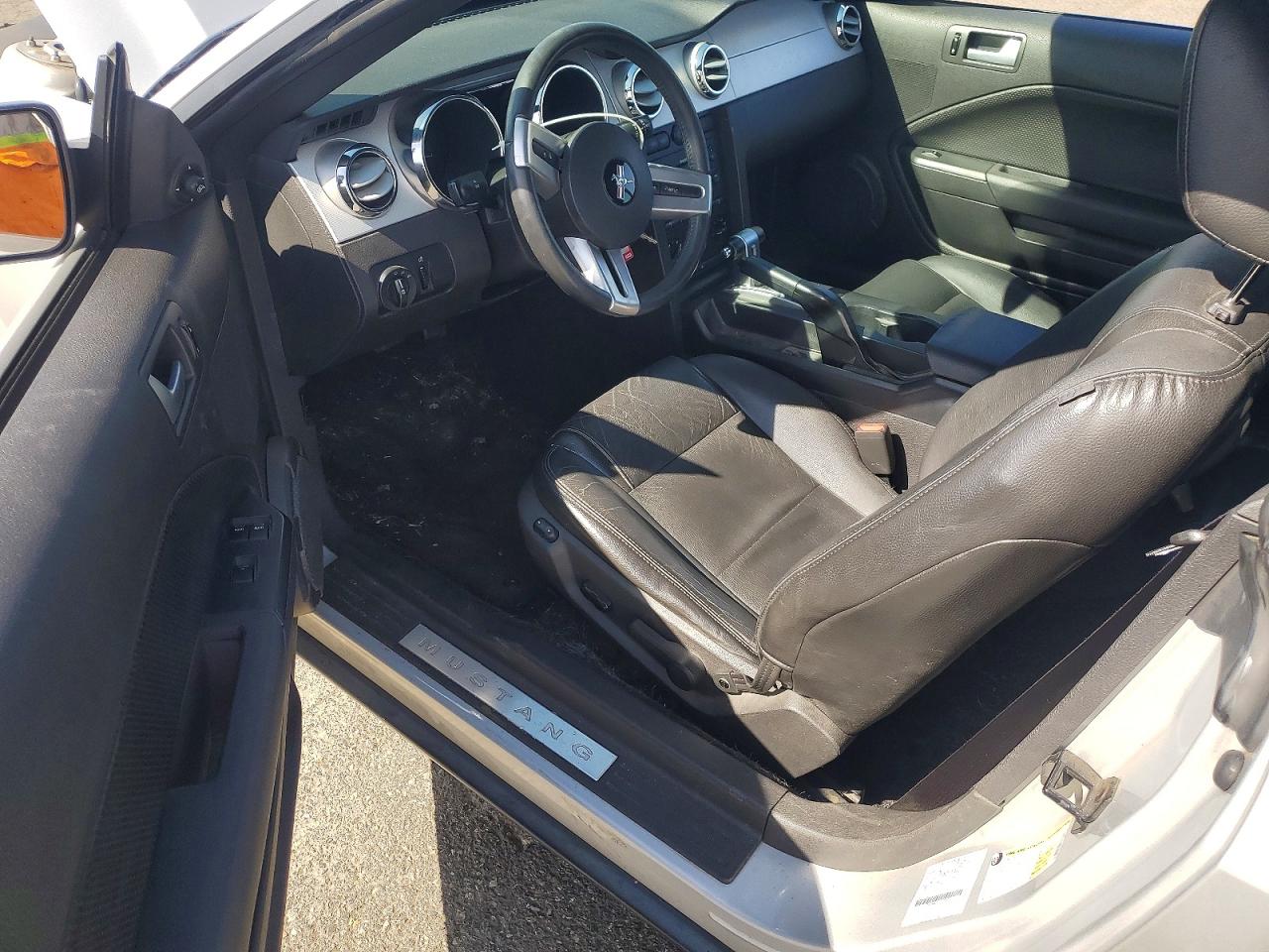 2005 Ford Mustang VIN 1ZVHT84N355253562 photo 8