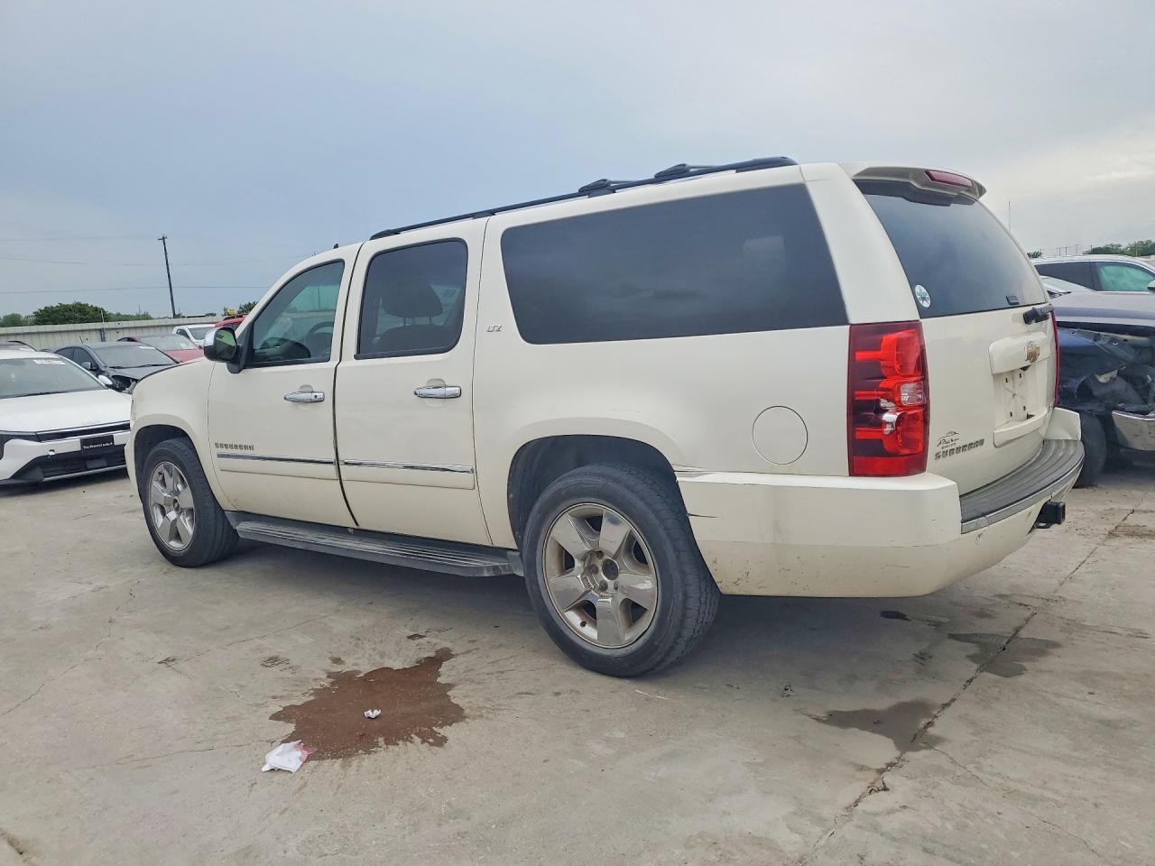 2011 Chevrolet Suburban VIN 1GNSCKE02BR289361 photo 2