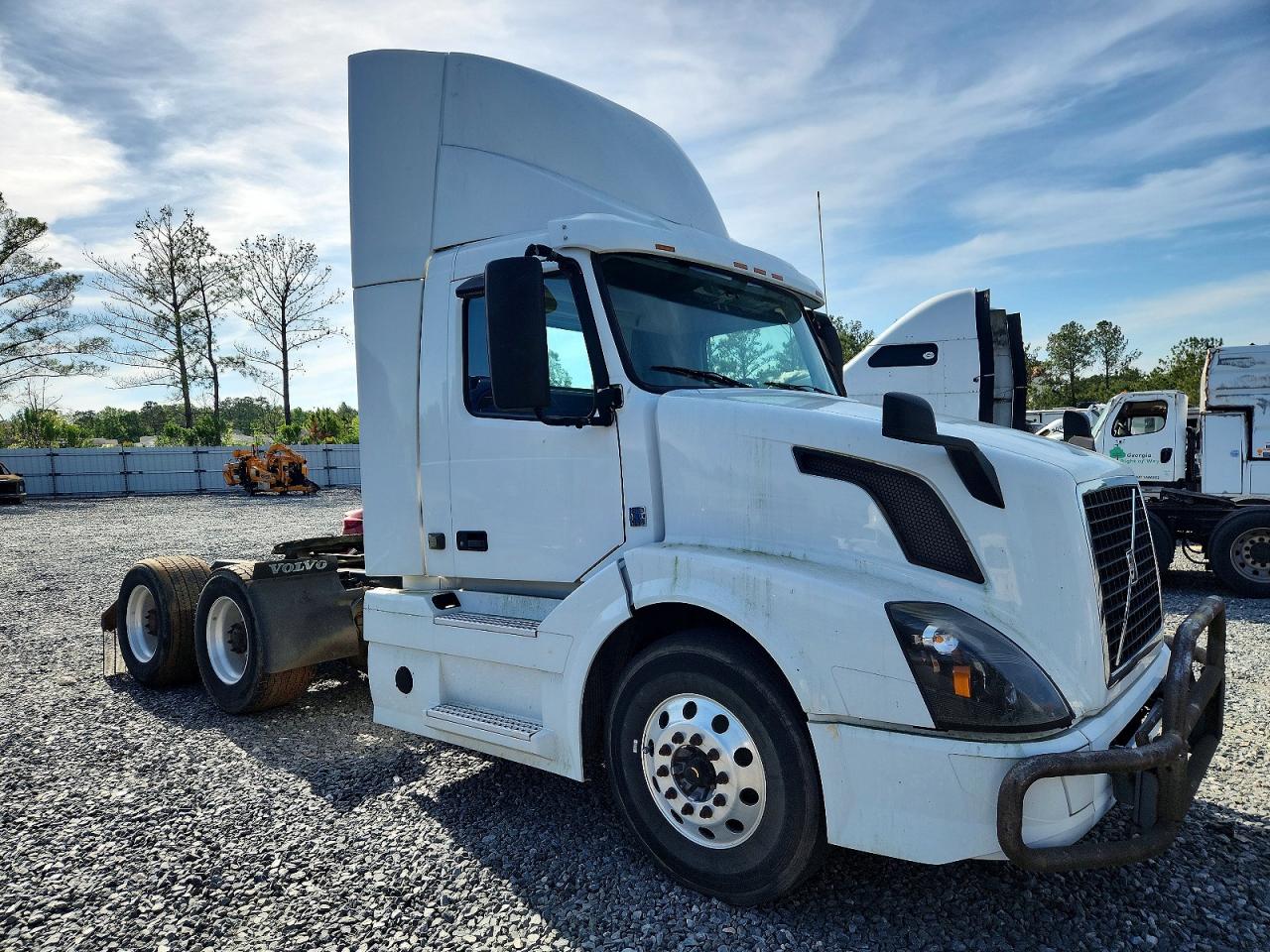 2016 Volvo Vn VIN 4V4NC9EH6GN948761 photo 1