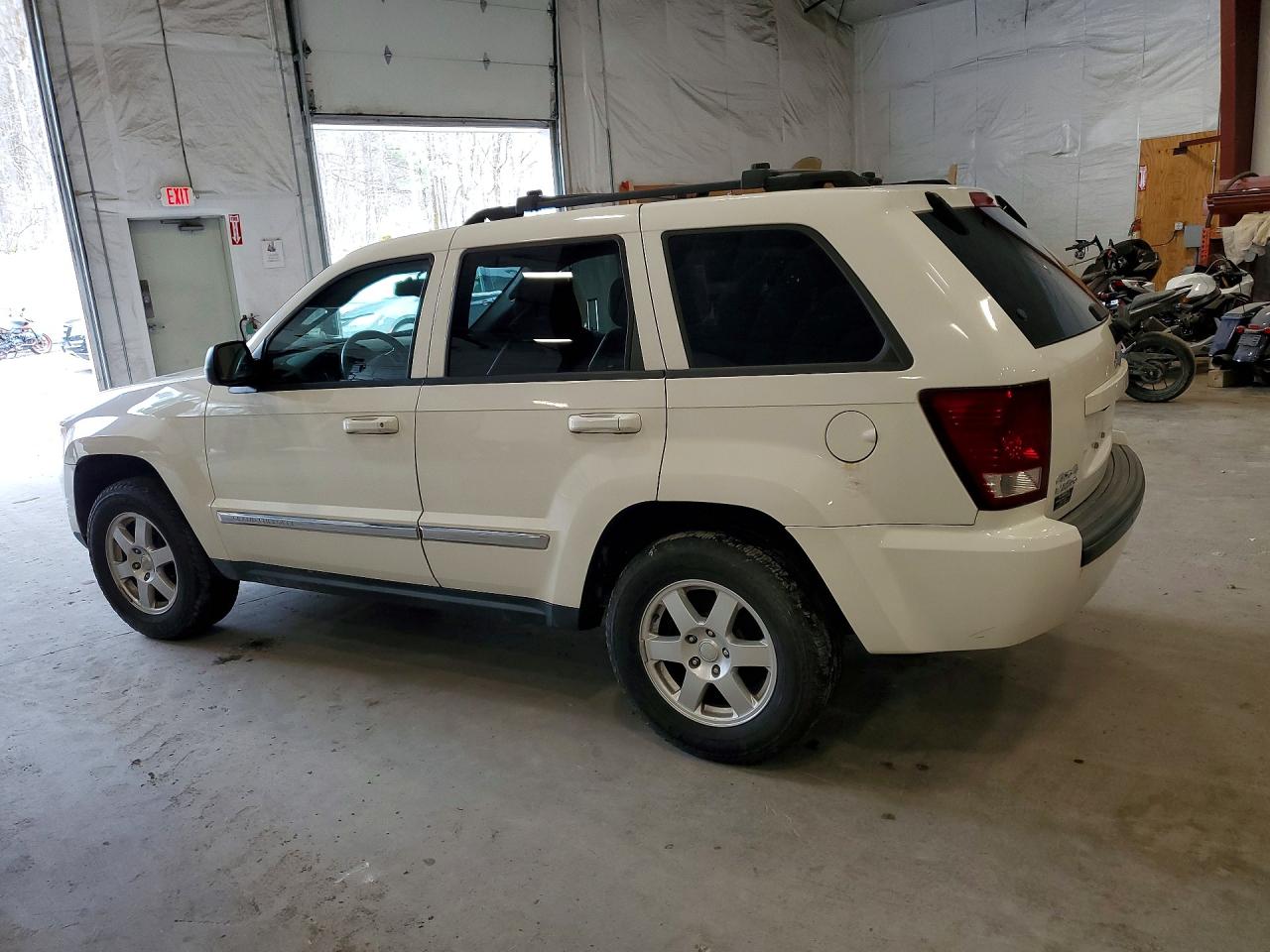 2010 JEEP Cherokee VIN 1J4PR4GK7AC148983 photo 2