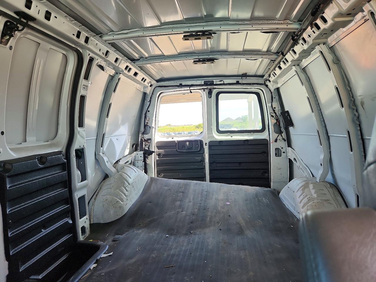 2019 GMC Savana VIN 1GTW7AFG7K1191042 photo 10