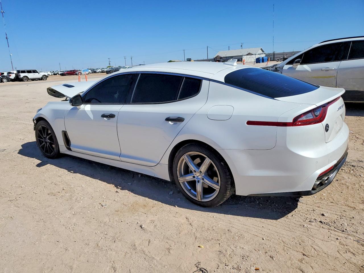 2019 Kia Stinger VIN KNAE15LA4K6068139 photo 2